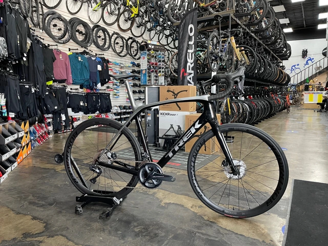 Trek Domane SLR 7 Shimano Ultegra Di2 11 Speed - Black/Silver 2021 USED 2 Trek Domane SLR 7 Shimano Ultegra Di2 11 Speed - Black/Silver 2021 USED - Image 2