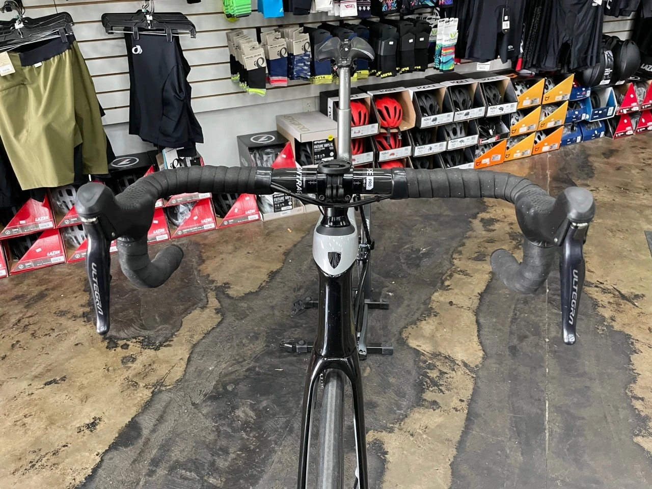 Trek Domane SLR 7 Shimano Ultegra Di2 11 Speed - Black/Silver 2021 USED 7 Trek Domane SLR 7 Shimano Ultegra Di2 11 Speed - Black/Silver 2021 USED - Image 7