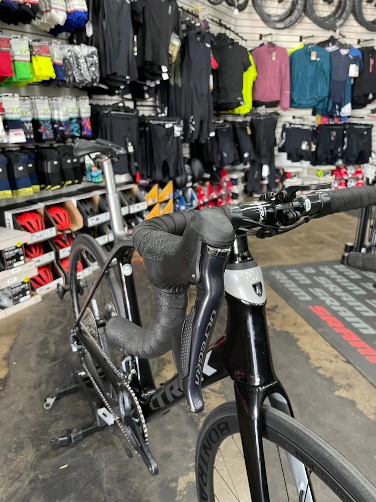 Trek Domane SLR 7 Shimano Ultegra Di2 11 Speed - Black/Silver 2021 USED 5 Trek Domane SLR 7 Shimano Ultegra Di2 11 Speed - Black/Silver 2021 USED - Image 5